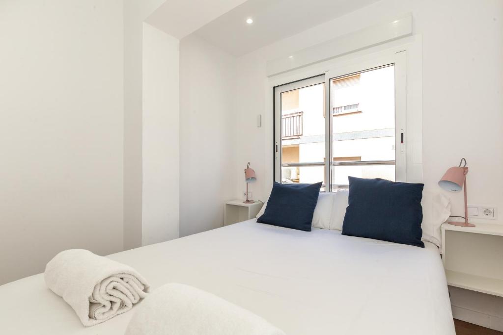Postel nebo postele na pokoji v ubytování Picasso Suites Cornellá