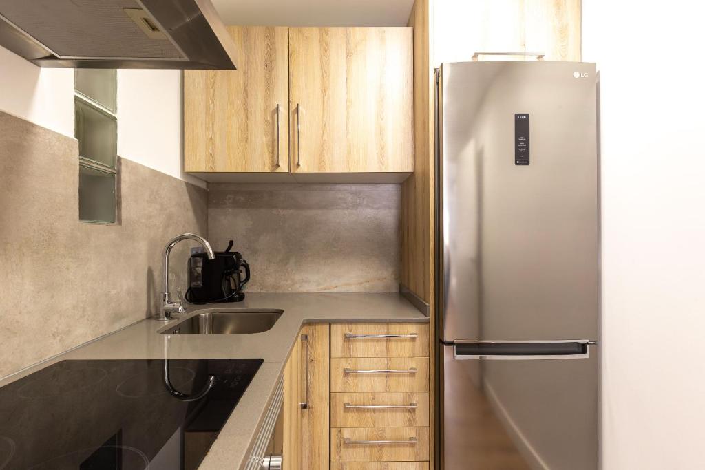 Kuchyň nebo kuchyňský kout v ubytování Picasso Suites Cornellá