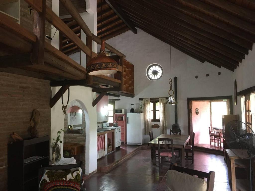 cocina y comedor con reloj en la pared en CASIOPEA. Casa de campo, en Barrio Parque El Corcovado