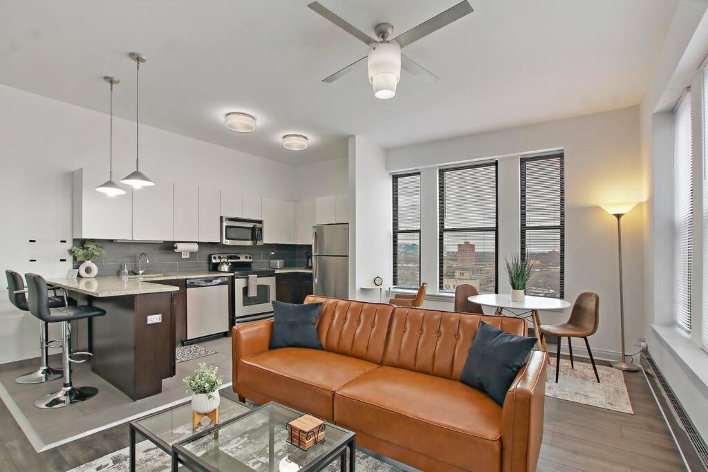sala de estar con sofá y cocina en 2BR Comfy and Roomy Apt in Chicago - Del Prado 1013 en Chicago