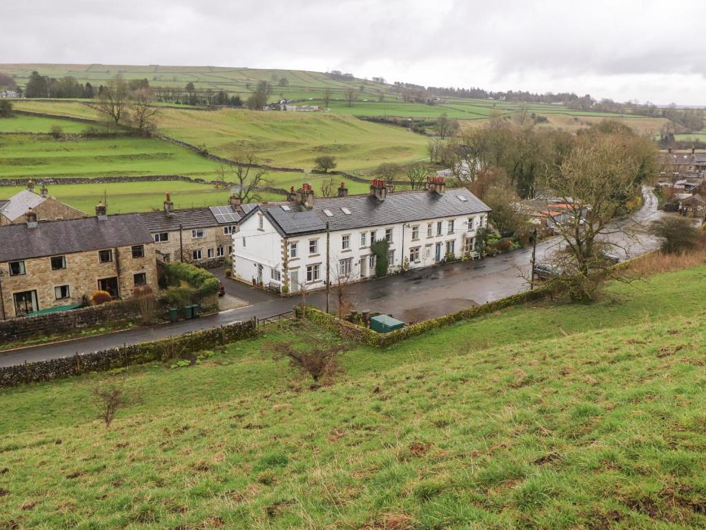 een luchtfoto van een huis in een veld bij Riverdale House in Skipton