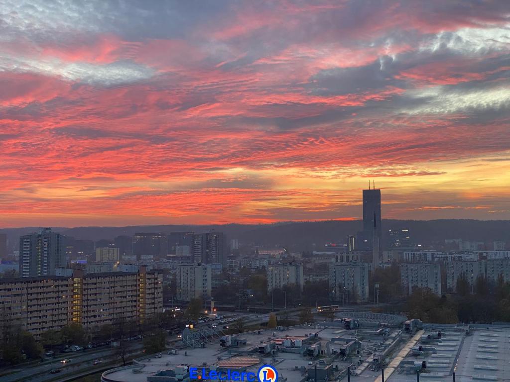 Pohľad na východ alebo západ slnka z apartmánu alebo blízkeho okolia