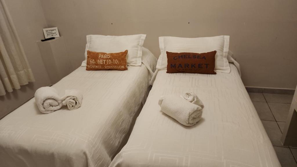 Duas camas com toalhas e almofadas em La constancia em La Plata
