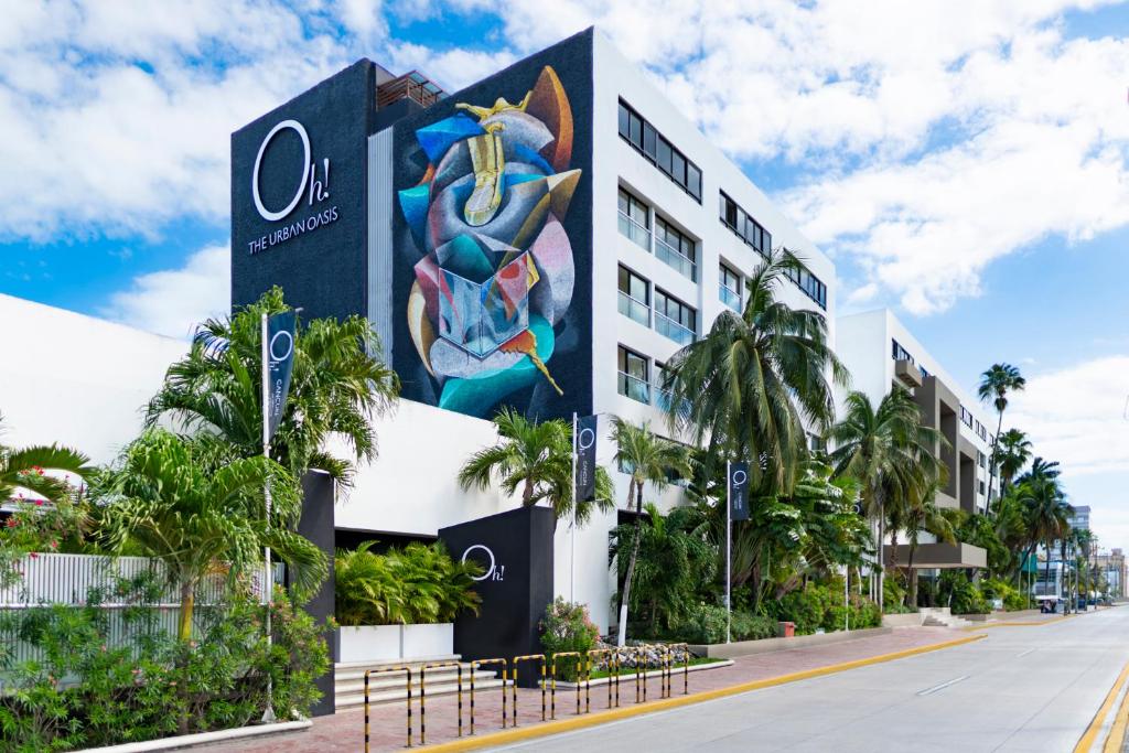 un edificio con un mural en el costado en Oh! Cancun - The Urban Oasis & beach Club en Cancún