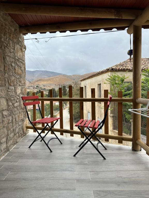 2 Stühle auf einer Veranda mit Aussicht in der Unterkunft Kalyopi Köy Evi in Gokceada Town