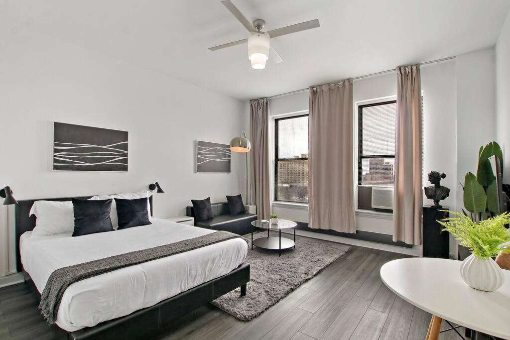 a bedroom with a bed and a living room at Contemporary Studio Urban Escape - Del Prado 817 in Chicago