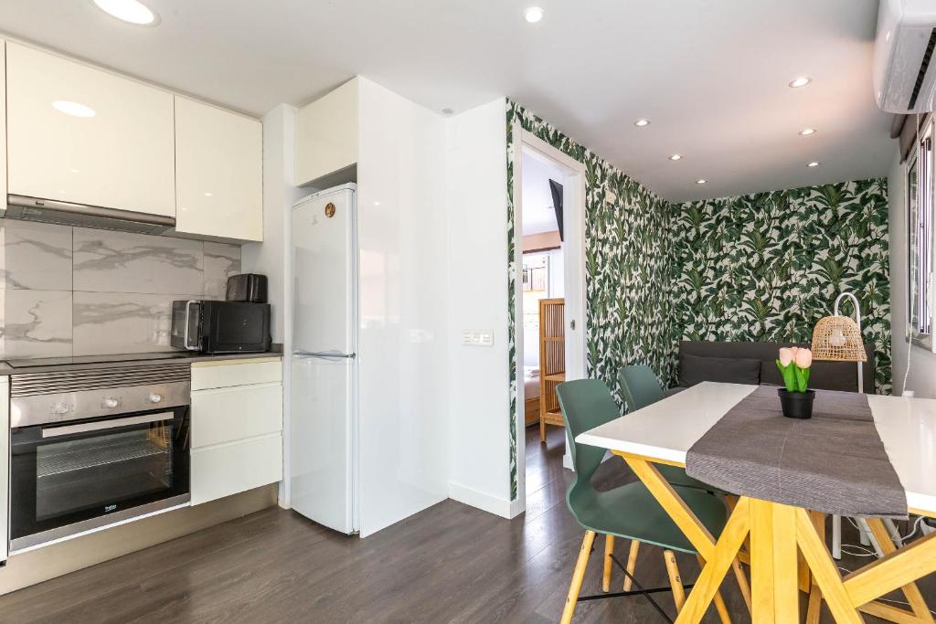 Kuchyň nebo kuchyňský kout v ubytování Picasso Suites Cornellá