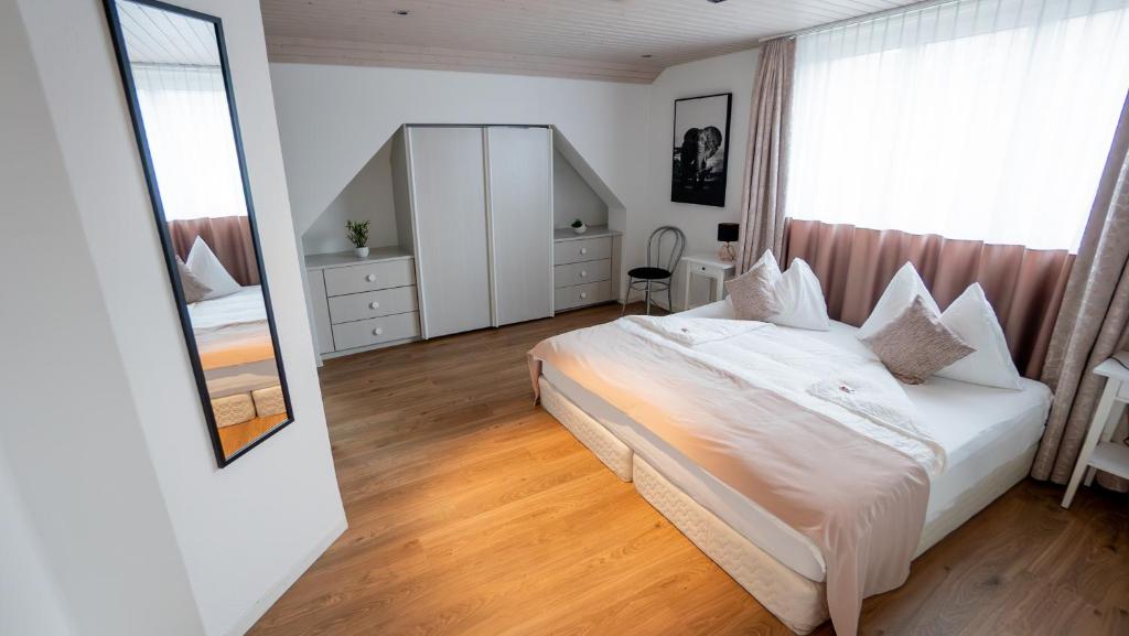 Postel nebo postele na pokoji v ubytování Hotel & Restaurant Rössli