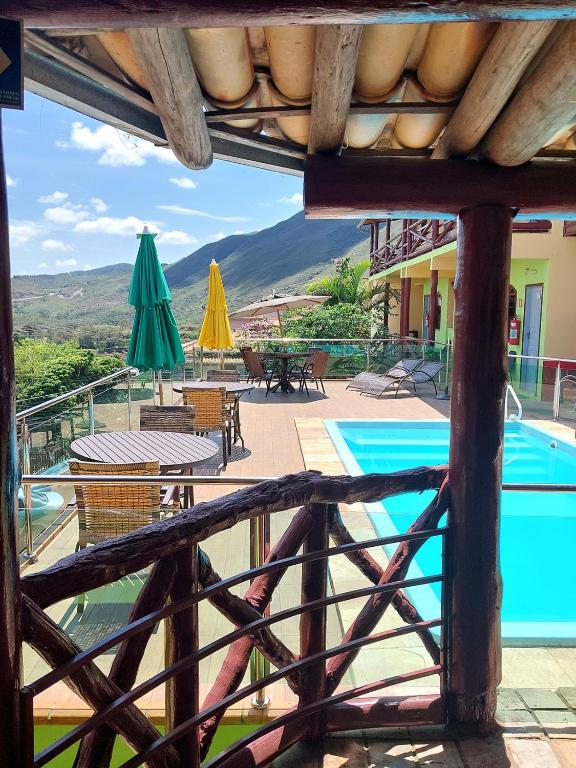 uma vista a partir da varanda de um resort com piscina em Pousada Inconfidência Mineira em Ouro Preto