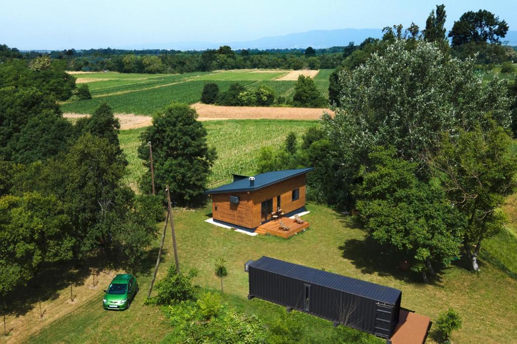 uma vista superior de uma pequena casa num campo em Wooden house and modern container in Lekneno, near Zagreb em Lekneno