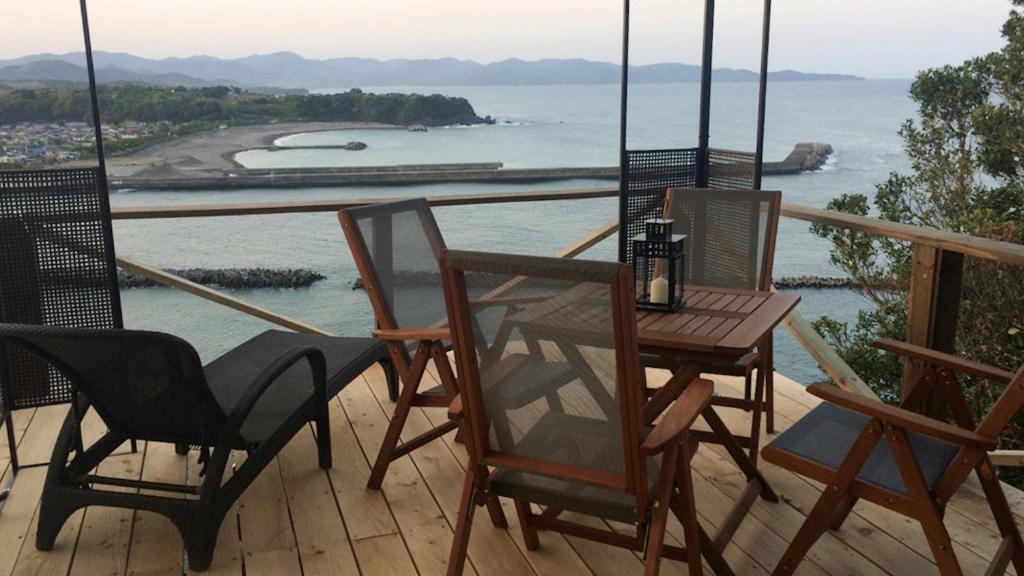a porch with chairs and a table and a view of the ocean at Shimanto Yamamizuki - Vacation STAY 36956v in Shimanto