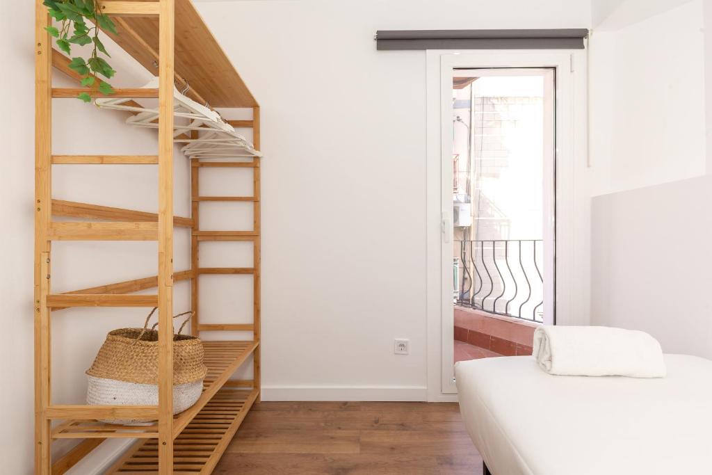 Postel nebo postele na pokoji v ubytování Picasso Suites Cornellá