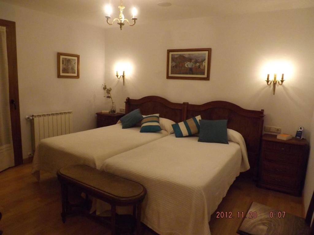 Postel nebo postele na pokoji v ubytování Hotel Azkue