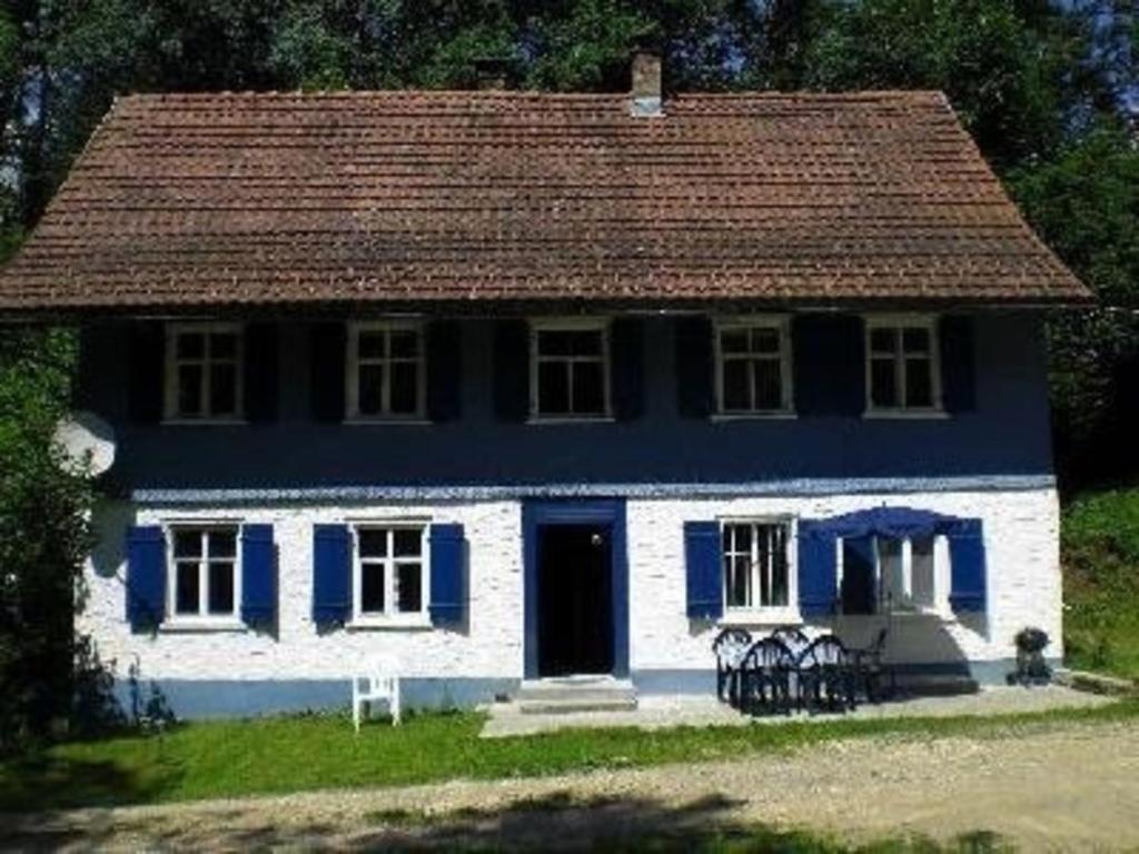 Casa azul y blanca con techo marrón en Ferienhaus für 4 Personen ca 80 qm in Hohenweiler, Vorarlberg Bodensee, en Hohenweiler