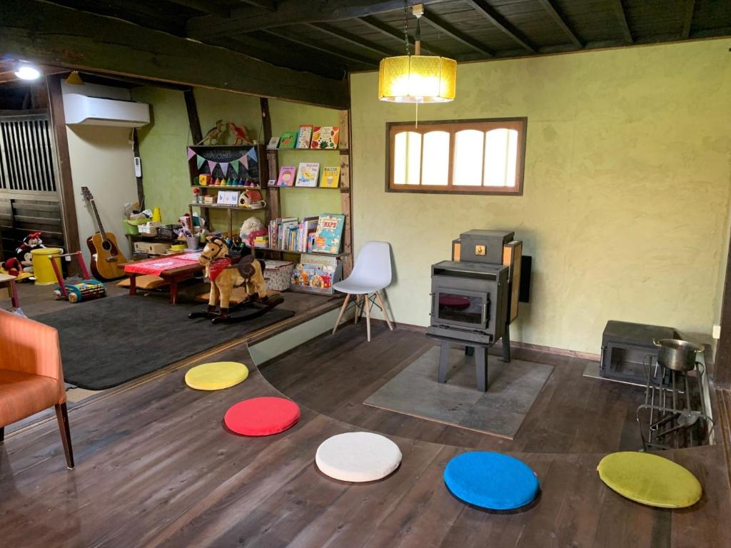 una sala de estar con círculos coloridos en el suelo en Nano Village Okayama - Vacation STAY 66531v, en Kaga