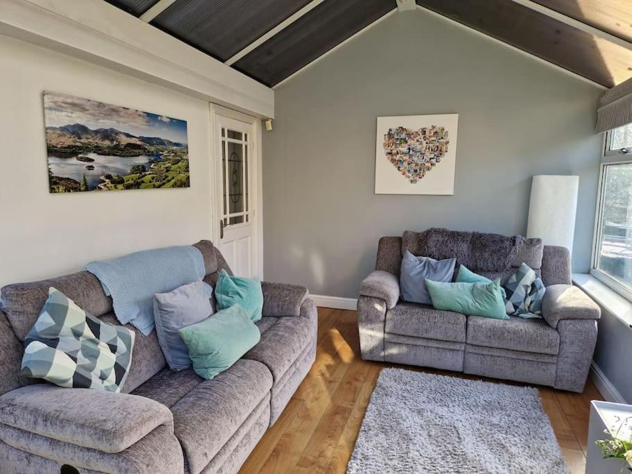 ein Wohnzimmer mit 2 Sofas und einem Teppich in der Unterkunft Cribden Hill View in Rawtenstall