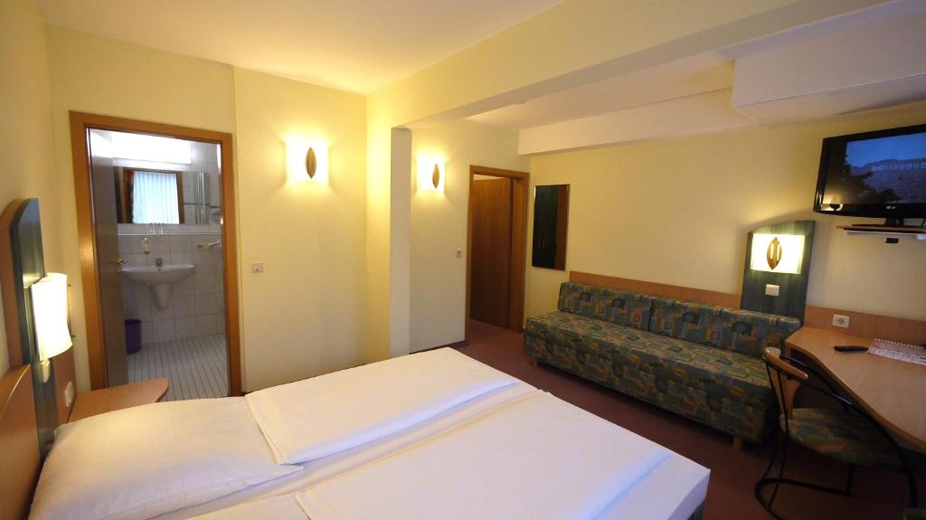 Hotel Pinger - Triple Room - Public Transport Ticket Included