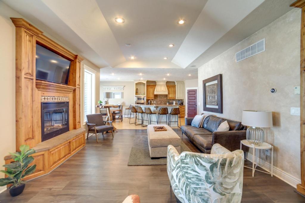 Welcoming Rigby Home with Game Room and Fire Pit! في Rigby: غرفة معيشة مع أريكة ومدفأة