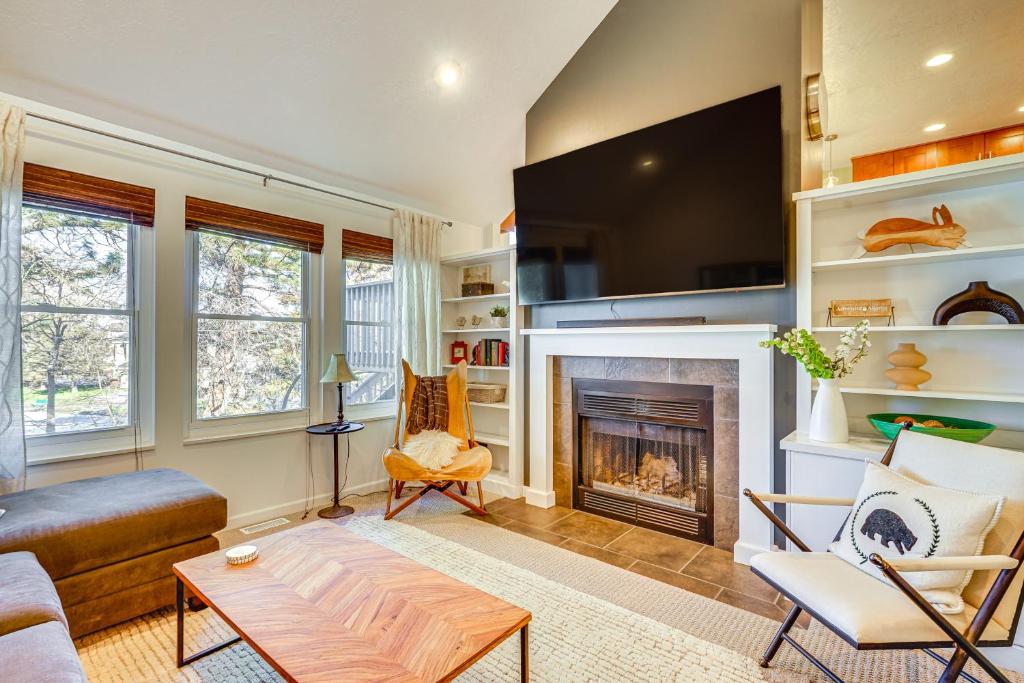Μια τηλεόραση ή/και κέντρο ψυχαγωγίας στο Modern Townhome with Hot Tub 10 Mi to Snowbird!