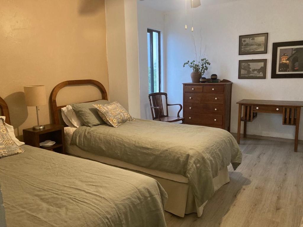 1 dormitorio con 2 camas y vestidor en Cerca de todo en San Jerónimo, en Monterrey