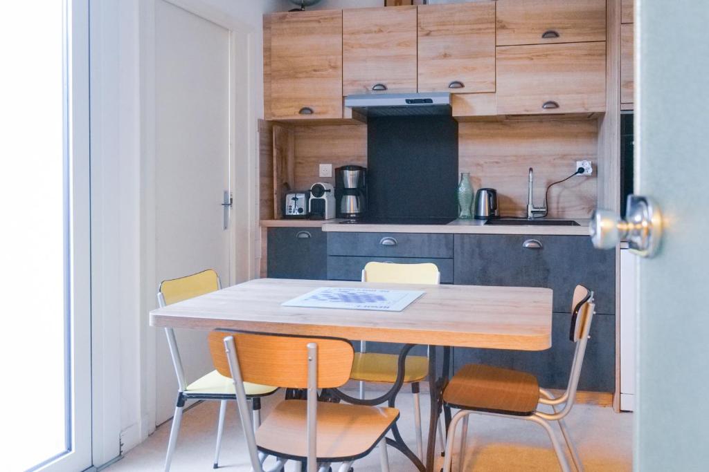 Kuchyňa alebo kuchynka v ubytovaní Appartement face à la baie des Sables d'Olonne - 4 à 6 pers