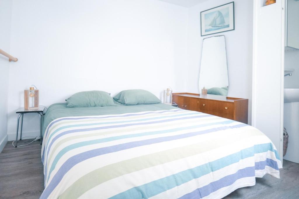 Posteľ alebo postele v izbe v ubytovaní Appartement face à la baie des Sables d'Olonne - 4 à 6 pers