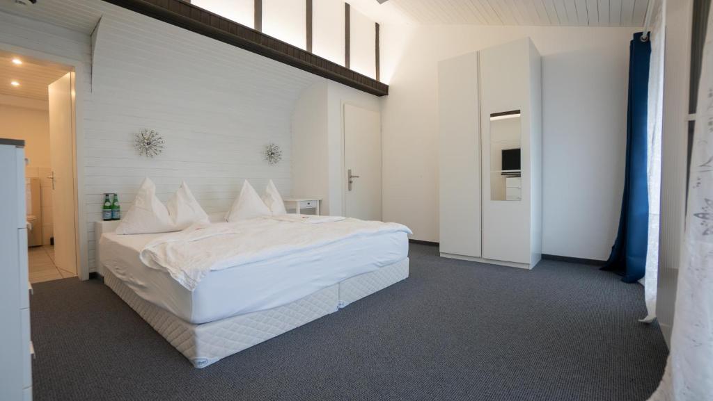 Postel nebo postele na pokoji v ubytování Hotel & Restaurant Rössli