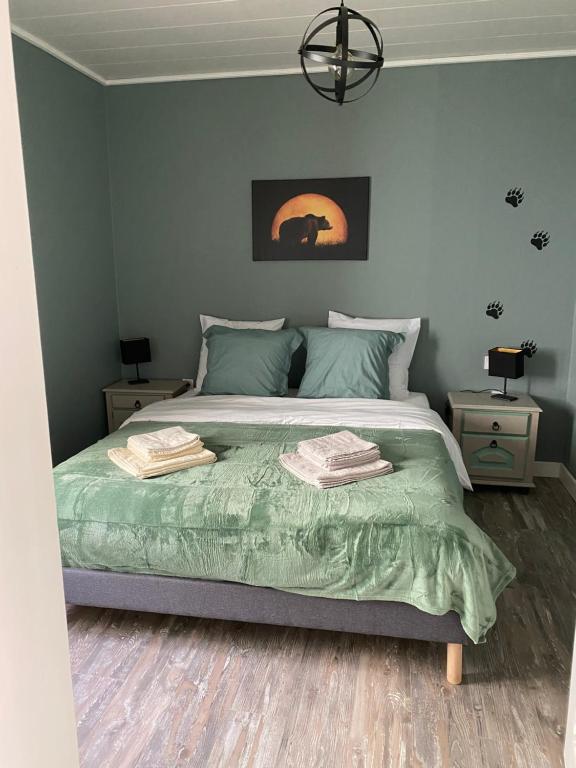 1 dormitorio con 1 cama con 2 toallas en Le Refuge de l'Ours en Baerenthal