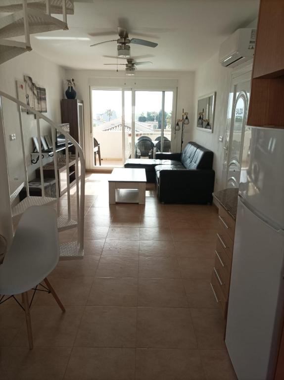 Kuchyň nebo kuchyňský kout v ubytování Apartamento con piscina y terraza con vista al mar