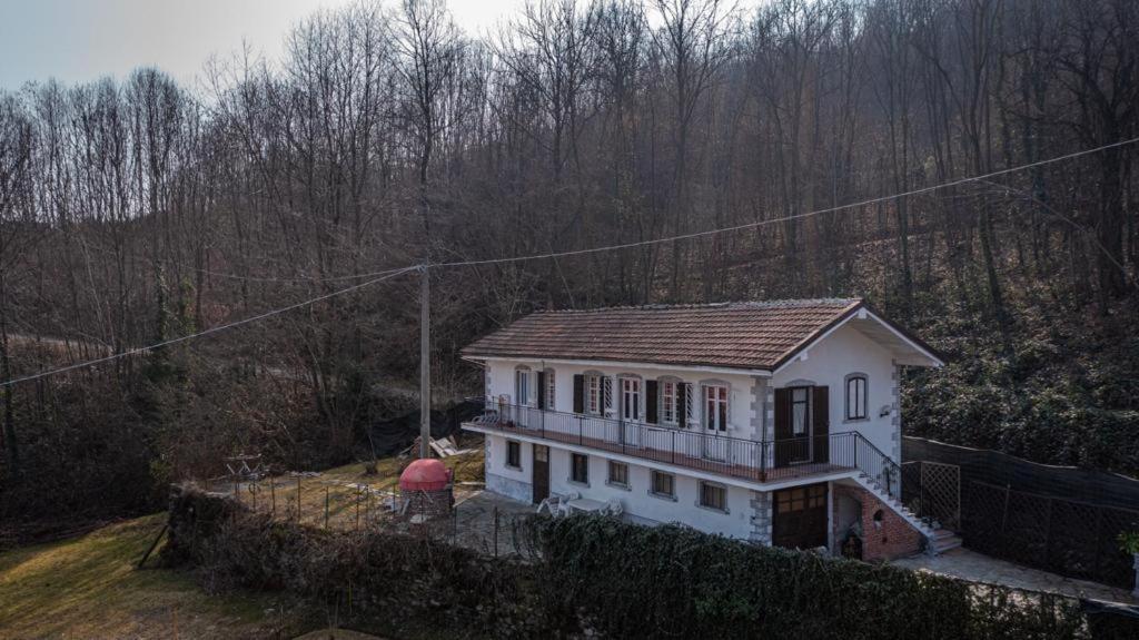 una pequeña casa blanca sentada en la cima de un campo en Casa belvedere en Sanfront