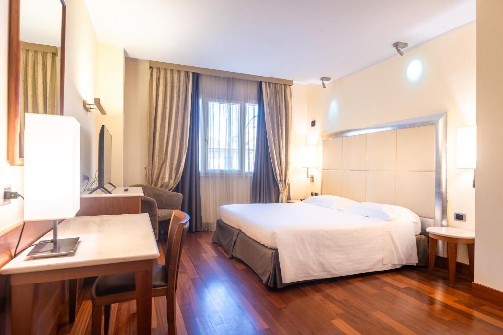 Postel nebo postele na pokoji v ubytování Hotel Airone - Ombrellone incluso al bagno Dolce Vita a Marina dal 1 giugno al 15 settembre