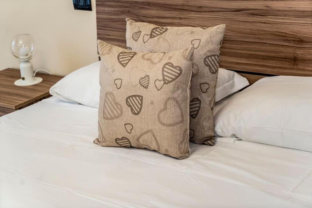 ein Bett mit zwei Kissen darauf in der Unterkunft Gardenie Home: delizioso villino vista mare in Messina