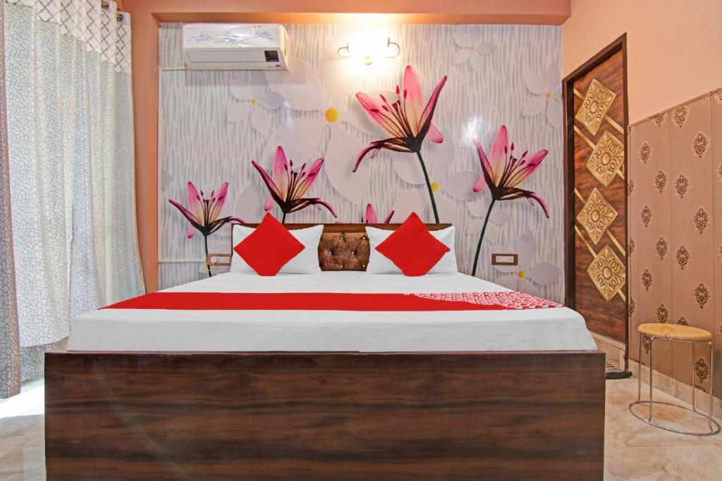 een slaapkamer met een groot bed met rode kussens bij OYO Flagship Govind Residency in Greater Noida