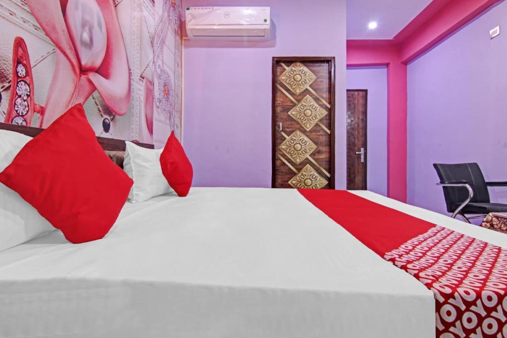 Postel nebo postele na pokoji v ubytování Hotel O Govind Residency