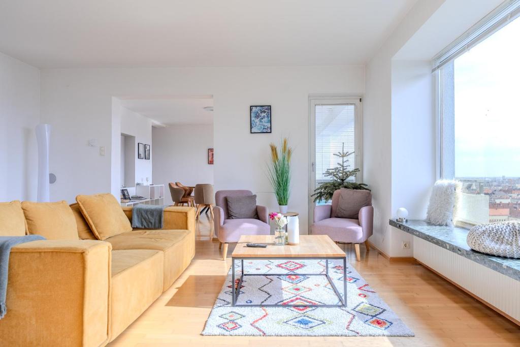 uma sala de estar com um sofá e uma mesa em Haus in exklusiver Lage em Krems an der Donau