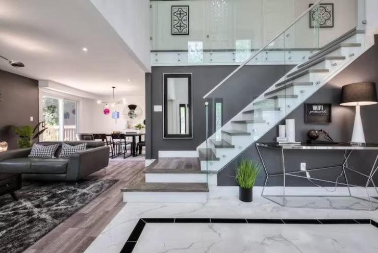 ein Wohnzimmer mit einer Treppe in einem Haus in der Unterkunft Vihome001C1-4-Bedrooms(Fairview Mall and 401+DVP) in Toronto