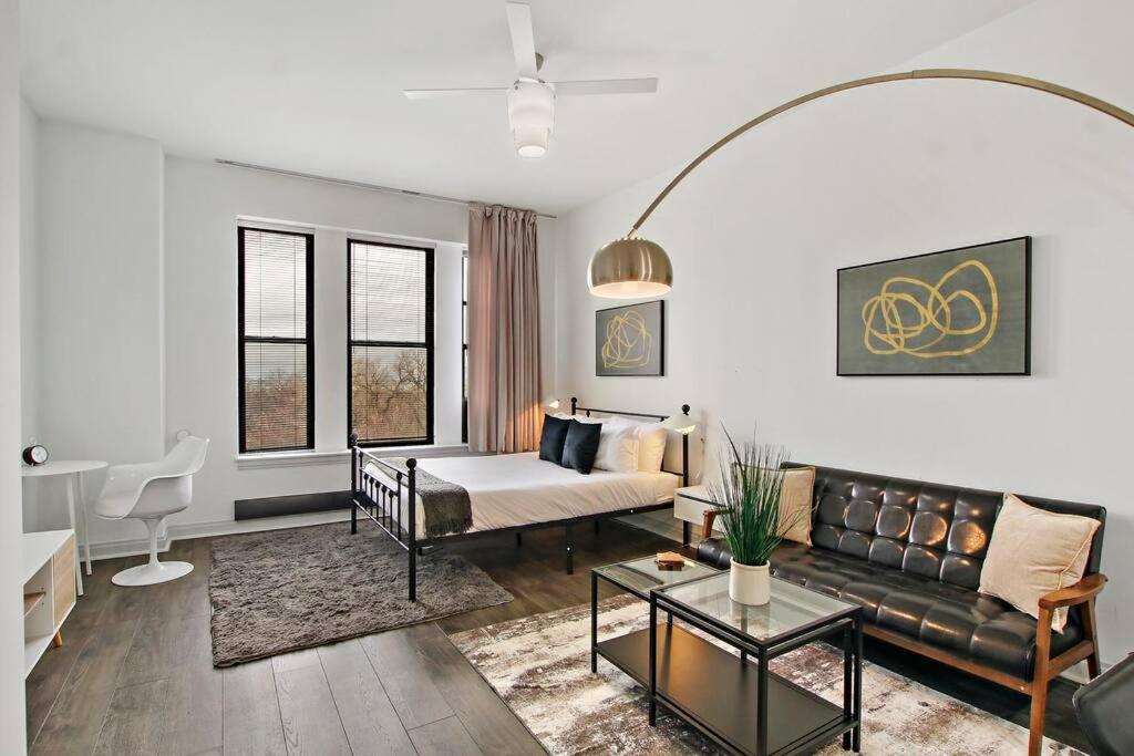 - un salon avec un canapé et une table dans l'établissement Serene Studio Apartment in Hyde Park - Del Prado 706, à Chicago