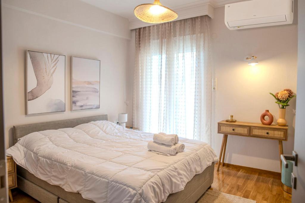 una camera con un grande letto e una finestra di Panagiotidis lake house a Kastoria