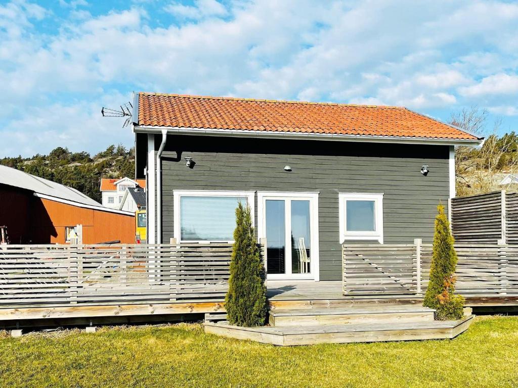 una pequeña casa con un gran porche de madera en Holiday home FAGERFJÄLL V, en Åkervik