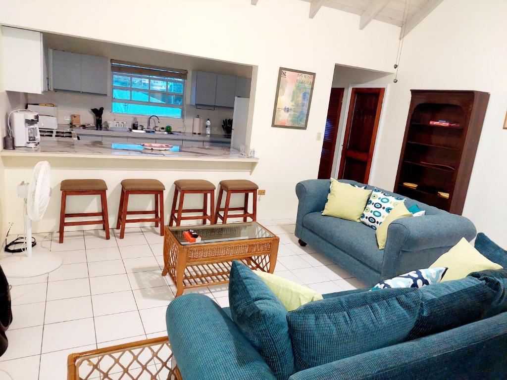 Istumisnurk majutusasutuses Beautiful 2-Bedroom Near Airport - Powell's Main Road, Antigua