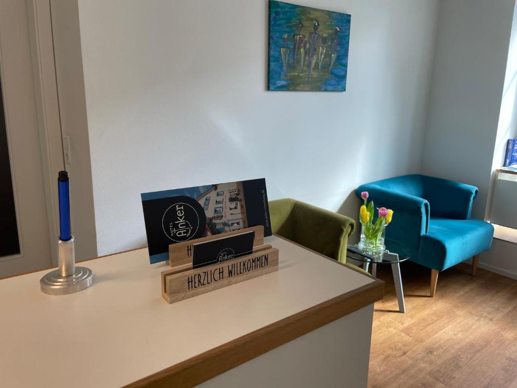 Zimmer mit einem Schreibtisch und einer Schachtel darauf in der Unterkunft Hotel Anker in Rottenburg