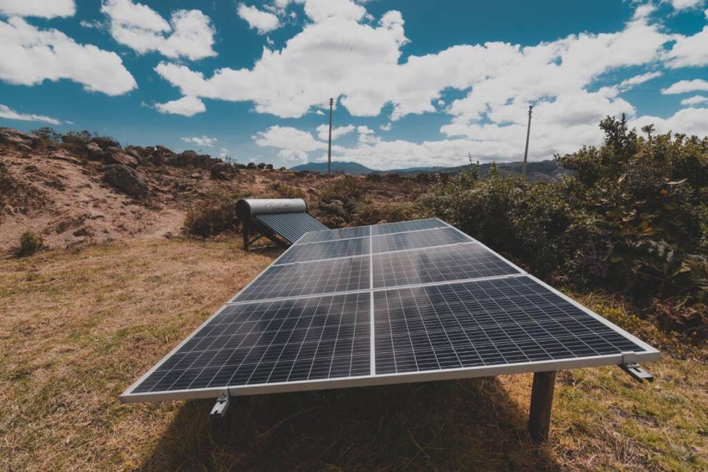 un panneau solaire installé au-dessus d'un champ dans l'établissement Eco Cabaña Guayacán Ráquira, à Ráquira