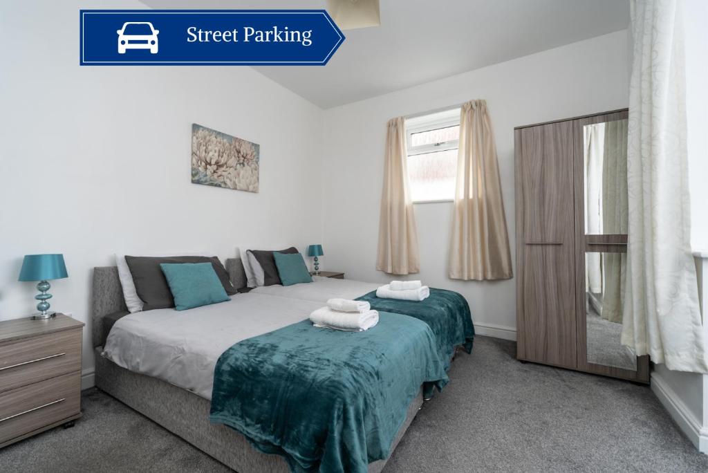 Un dormitorio con una cama grande y una ventana en Cosy 2BR Apartment with Free Street Parking en Frodingham