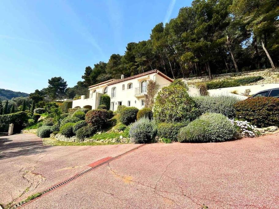 ein Haus mit vielen Büschen und Bäumen in der Unterkunft Villa Les Pariades : 8 Prs, 4 ch, Piscine, Vue mer in Vallauris