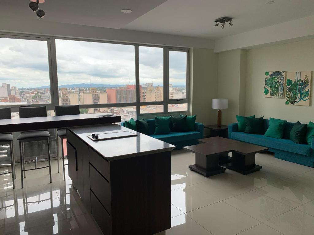 uma grande sala de estar com um sofá e uma mesa em HOTEL BRIZO DEPARTAMENTO PARTICULAR em Salta