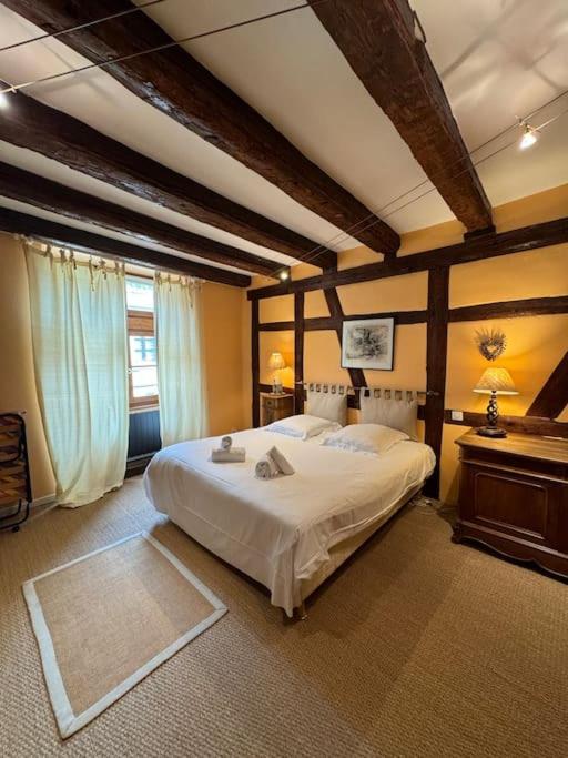 une chambre avec un grand lit dans une pièce dans l'établissement Gite 