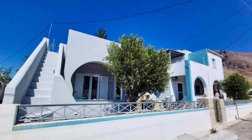 een wit huis met een trap ervoor bij DP Homes Studio Mimika Santorini in Perissa
