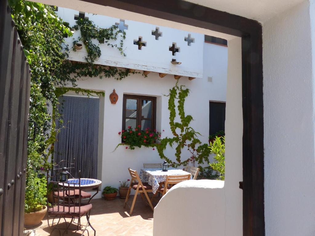 un patio esterno con tavolo e sedie di Casita de la Vaca a Mondújar