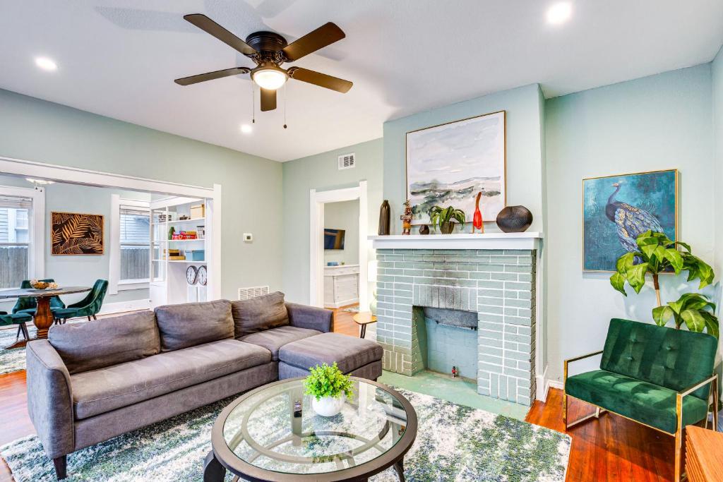 Dallas Getaway with Deck Near Fair Park!, Dallas (updated prices 2024)