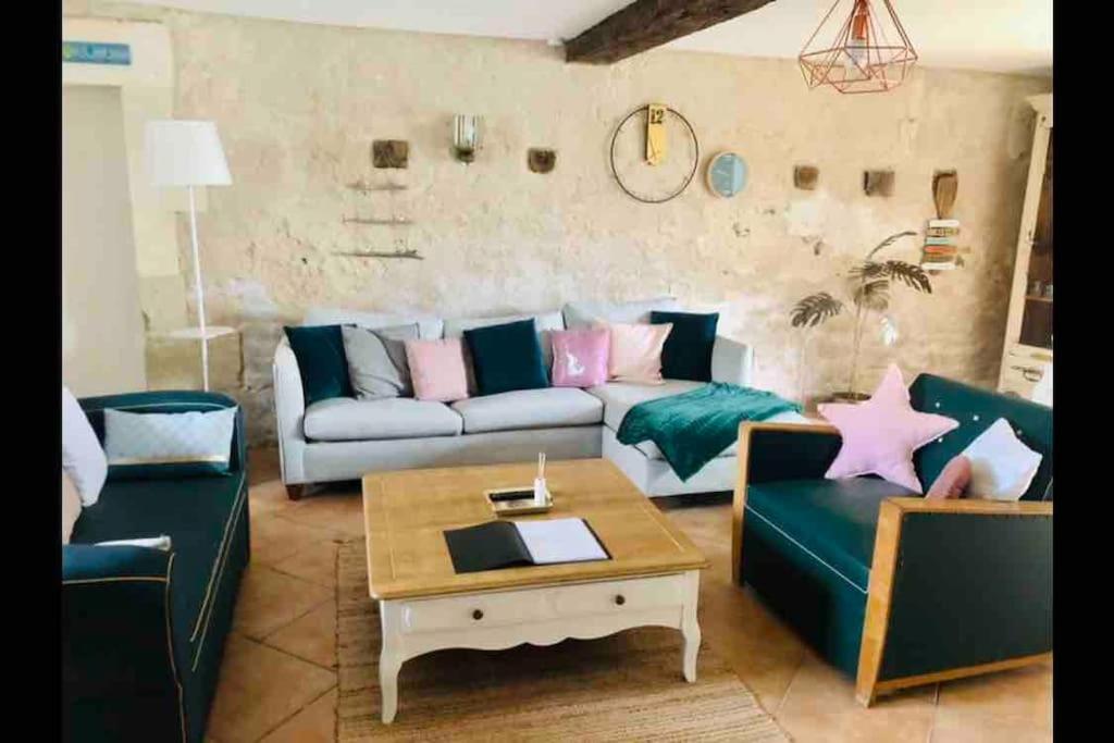 un salon avec deux canapés et une table basse dans l'établissement Le Gîte du Port Hublé, à Chaniers